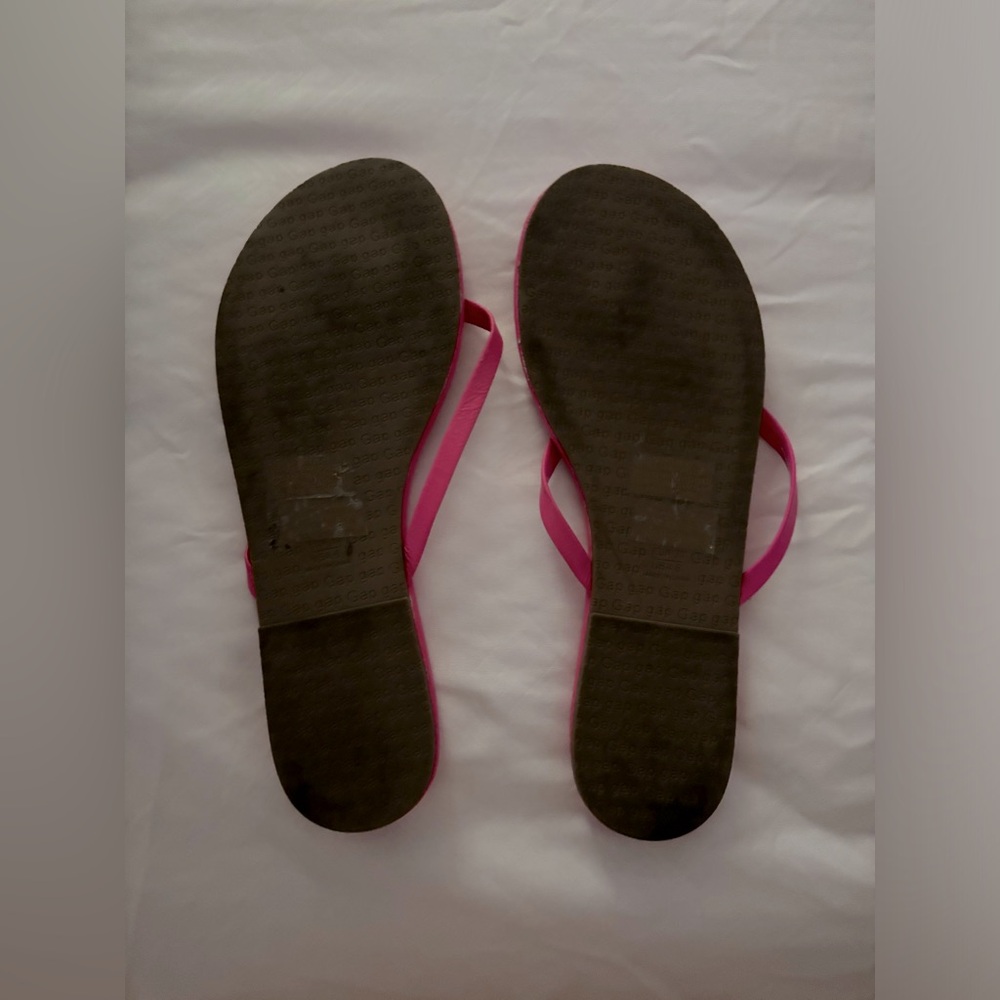 Gap fuschia leather thongs